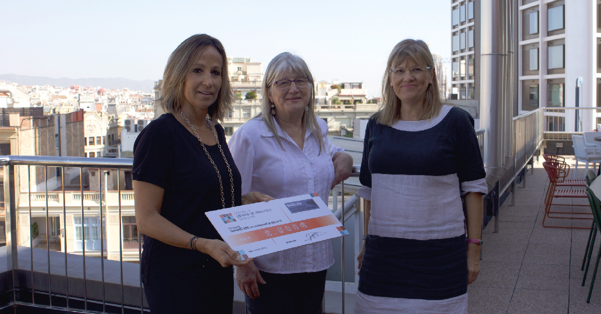 mujeres terraza cheque 2000 euros